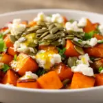 Cremiger Herbstsalat mit Feta und Kürbiskernen - featured image