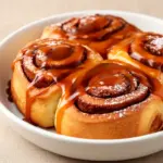 Overnight Zimtschnecken mit Karamellsauce - featured image
